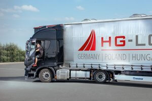 HG-Logistic LKW vor dem Lager